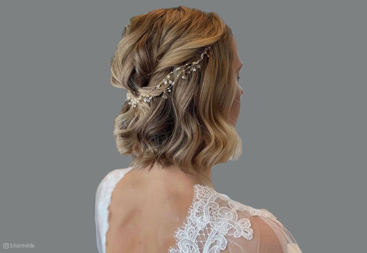 Short Wedding Hairstyle with Veil